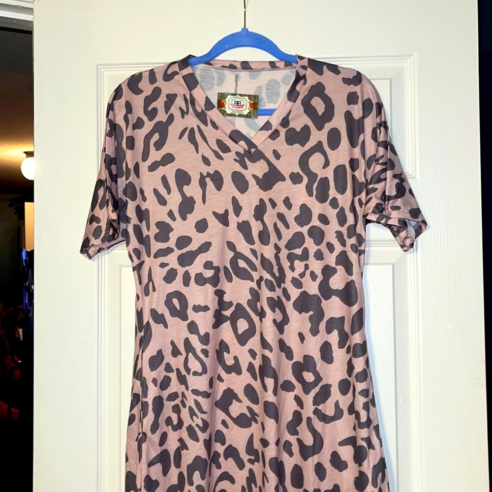 Women’s v-neck blush pink leopard maxi dress